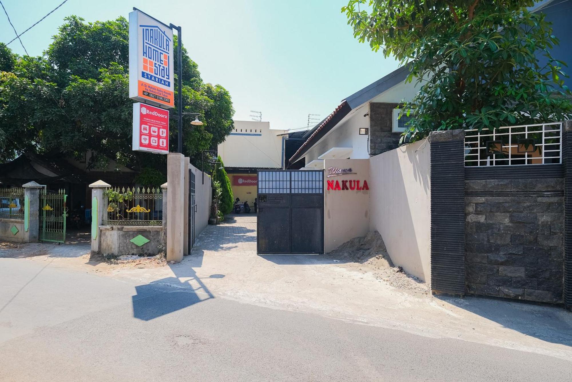 OYO 3387 Nakula Homestay Syariah Tuban  Luaran gambar